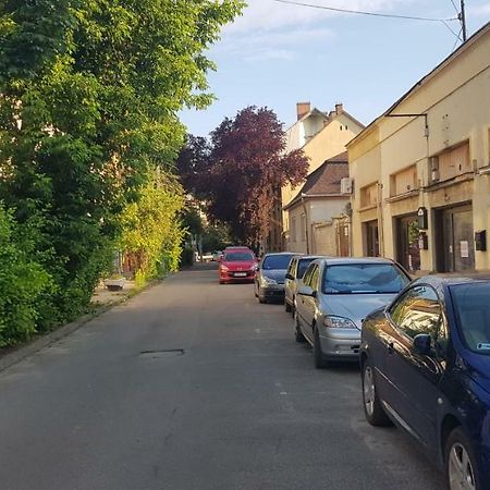 Lotti Apartman Kiskunhalas Exterior foto