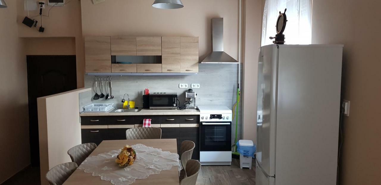Lotti Apartman Kiskunhalas Exterior foto