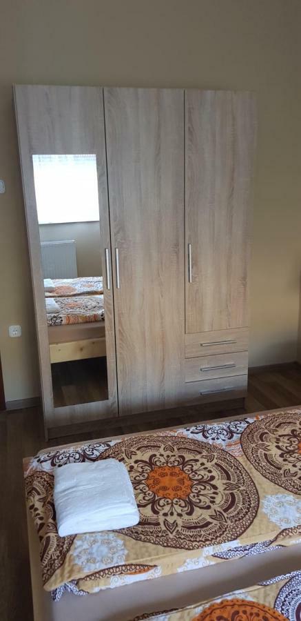Lotti Apartman Kiskunhalas Exterior foto