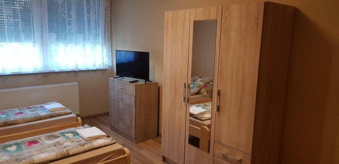 Lotti Apartman Kiskunhalas Exterior foto